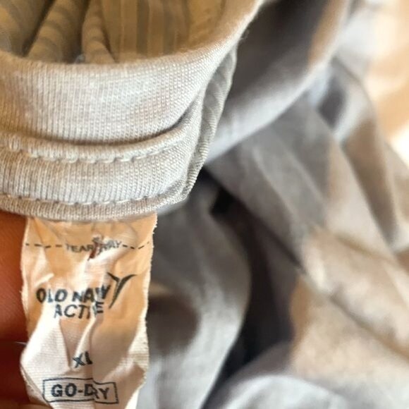 Old Navy Active Gray Sleeveless Tank Top With Twist Front Detail Womens Size XL - Picture 2 of 5